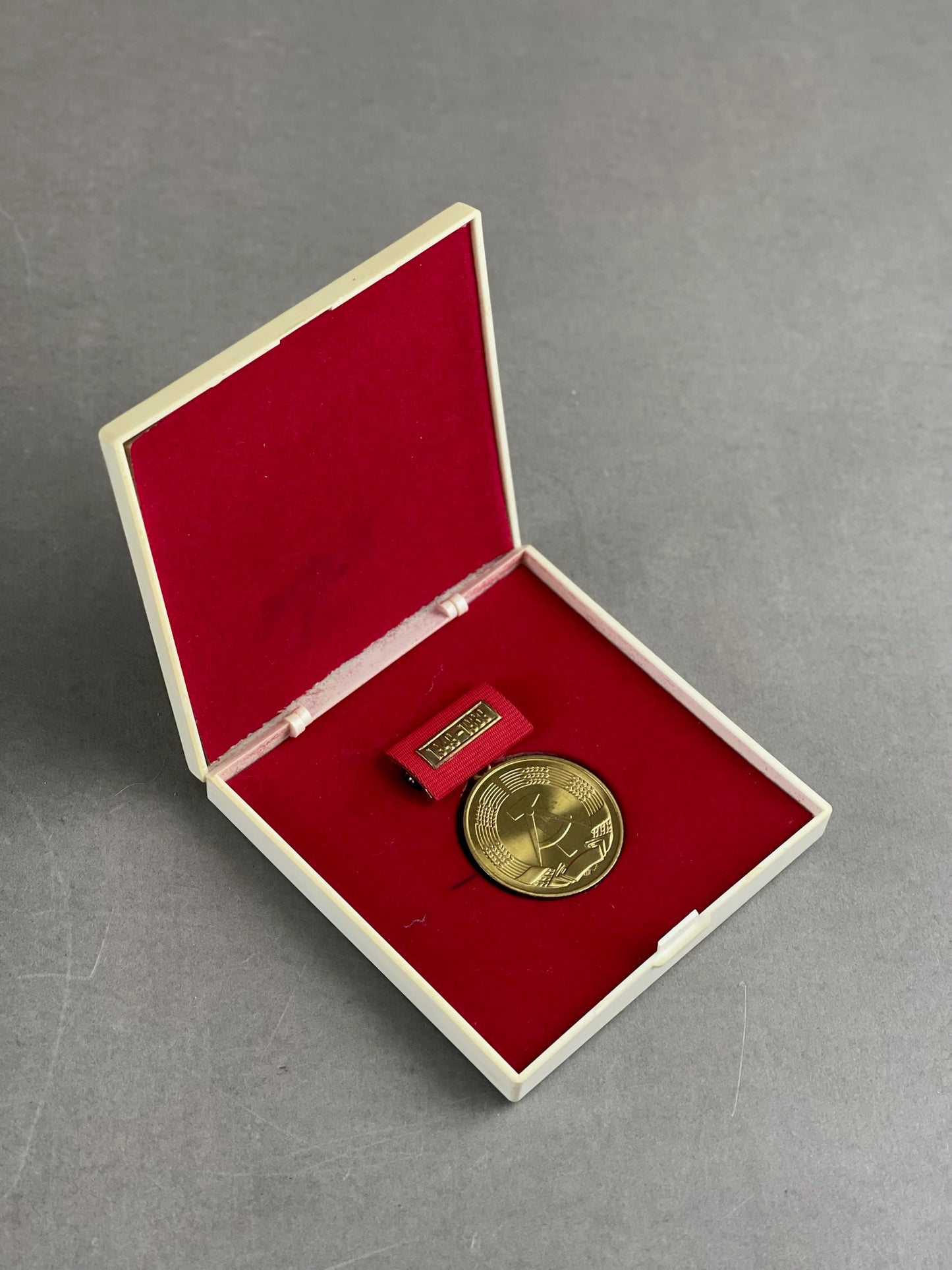 Østtysk DDR Medalje i æske. Original.