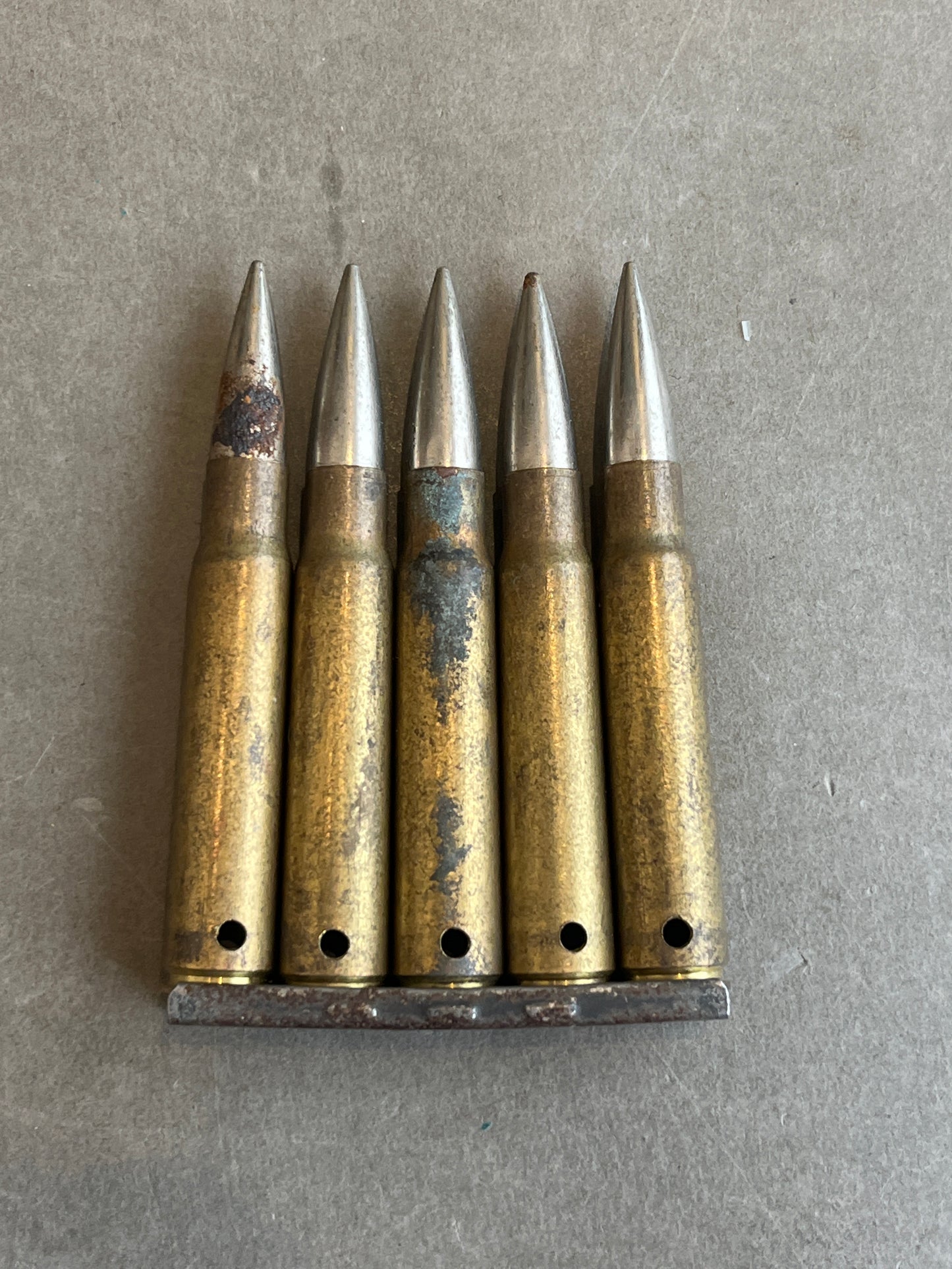 WW2 Tysk K98 patroner i laderamme. Deaktiveret. Original.