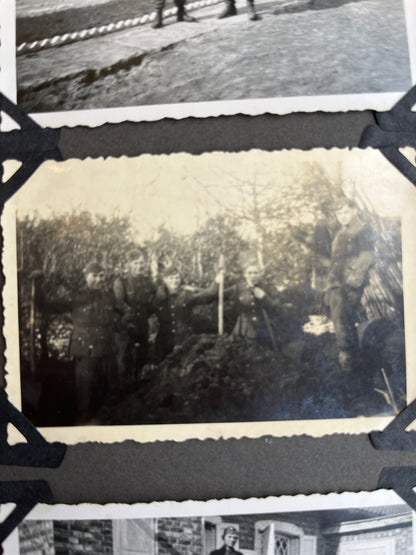 WW2 Tysk Waffen-SS Fotos. Fra Fotoalbum. 13 stk. Skråhuer, hjelme, bæltespænder mv. Original.