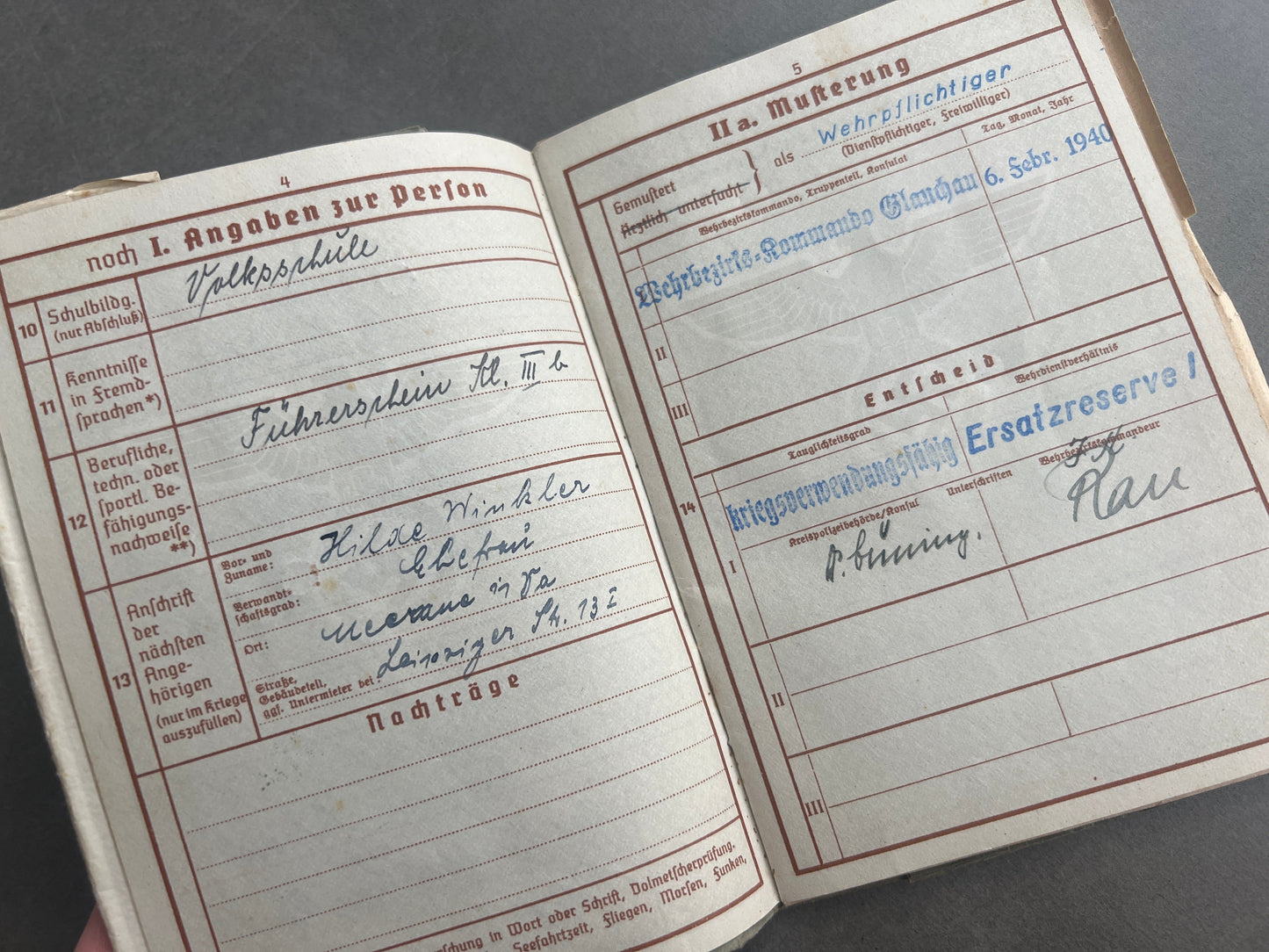 WW2 Tysk Wehrmacht Sanitäter Wehrpass i Mindeomslag, med hans dødsannonce, dødsattest mv.. Sjælden. Original.