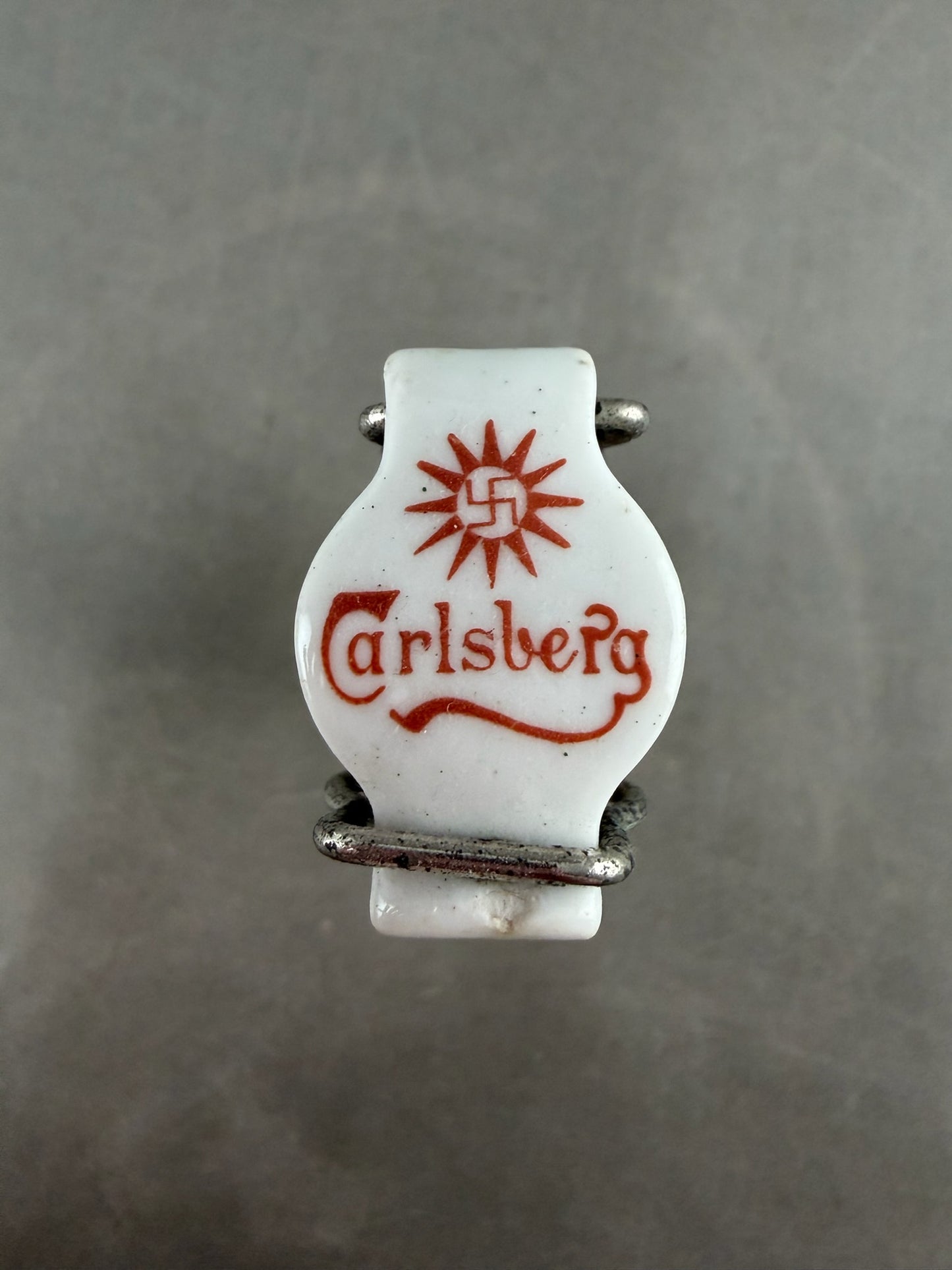 WW2 Dansk Carlsberg Flaske med Solhjul og etikette. Original.