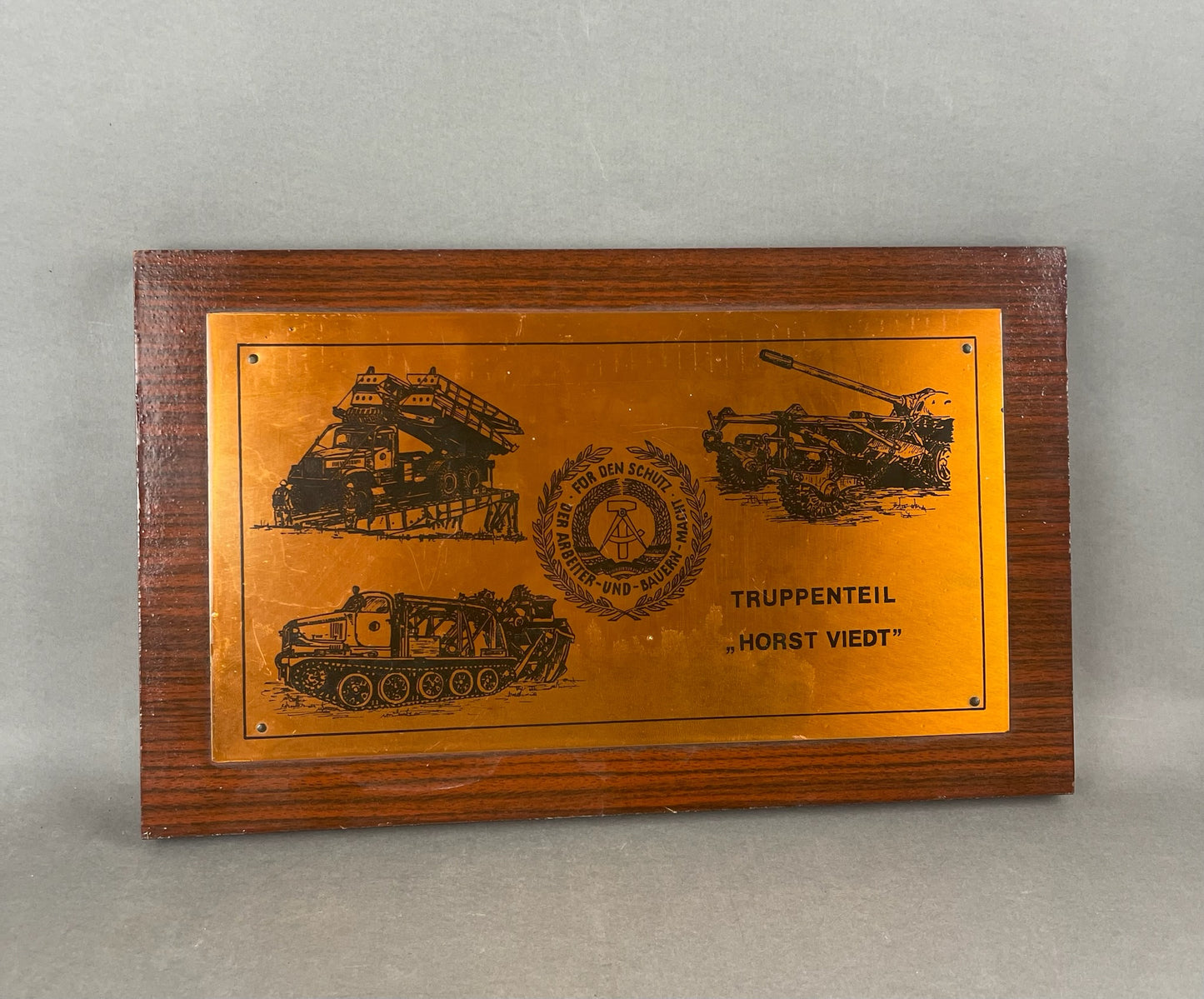 Østtysk DDR "Horst Viedt" Vægplade. Original.