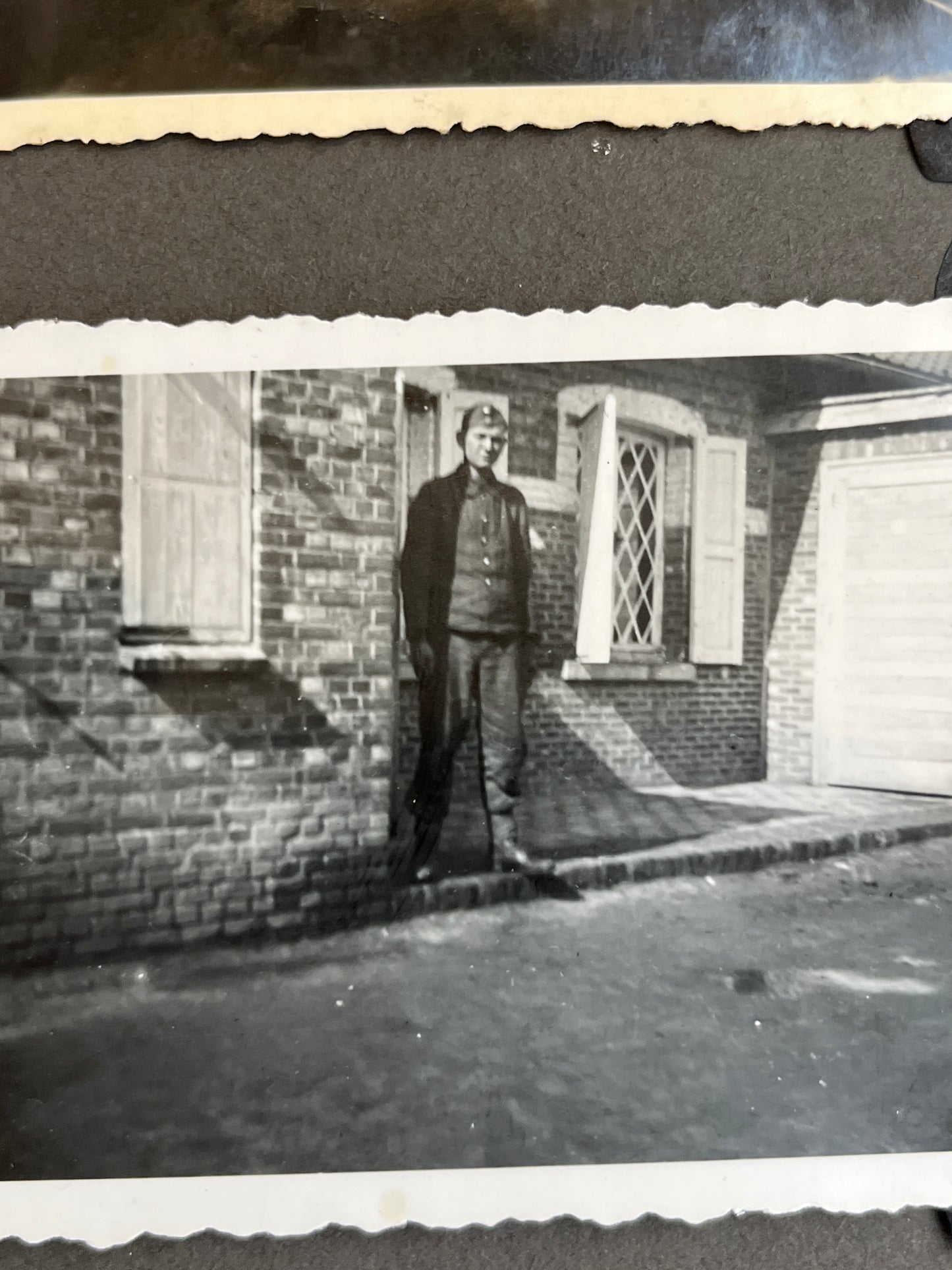 WW2 Tysk Waffen-SS Fotos. Fra Fotoalbum. 13 stk. Skråhuer, hjelme, bæltespænder mv. Original.