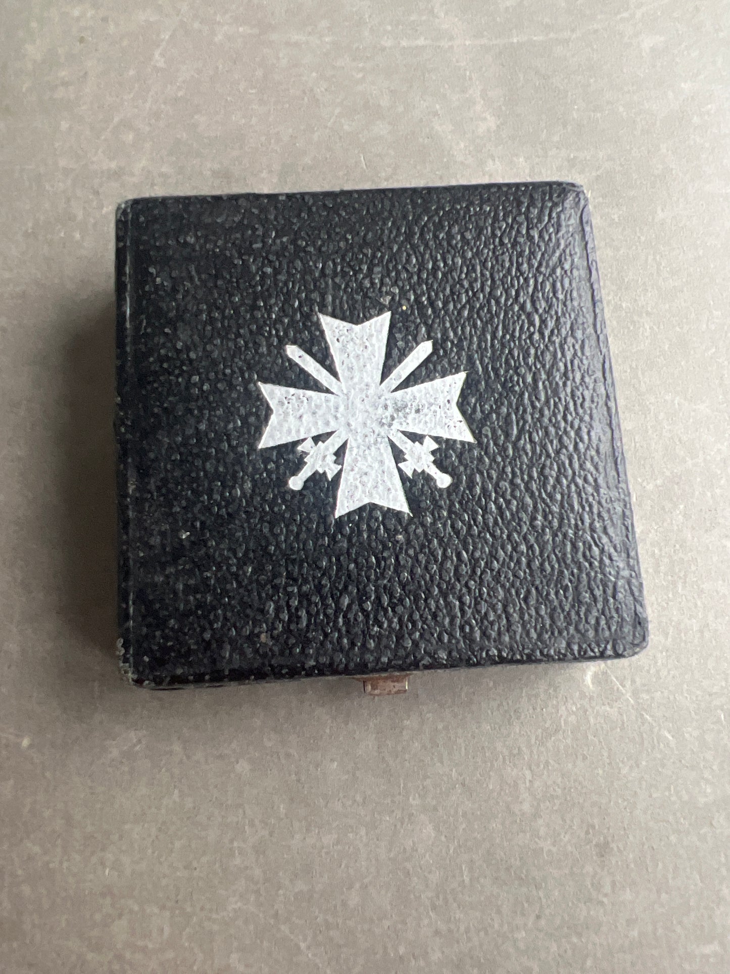 WW2 Tysk Kriegsverdienstkreuz 1. Klasse i Æske. Fremstiller L/11. Original.