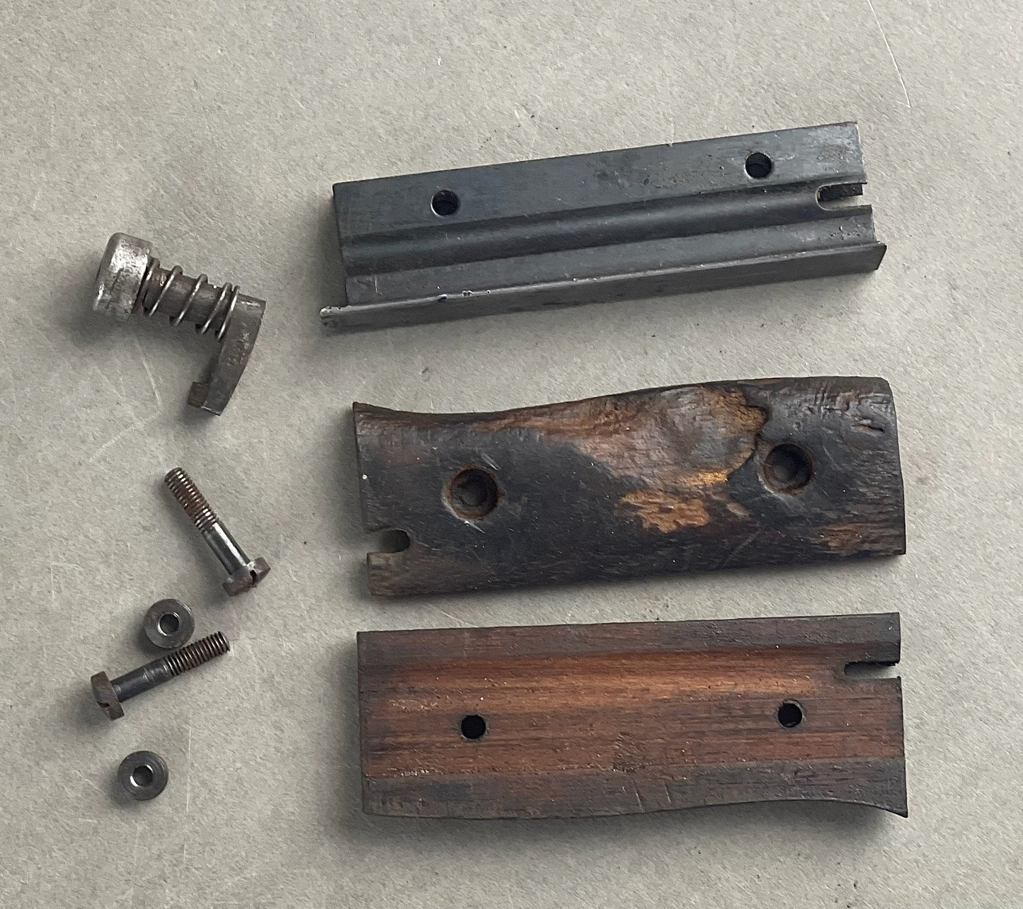 WW2 Tysk Lot af K98 Reservedele. Skæfte, inderskæfte, skruer mv. Original.