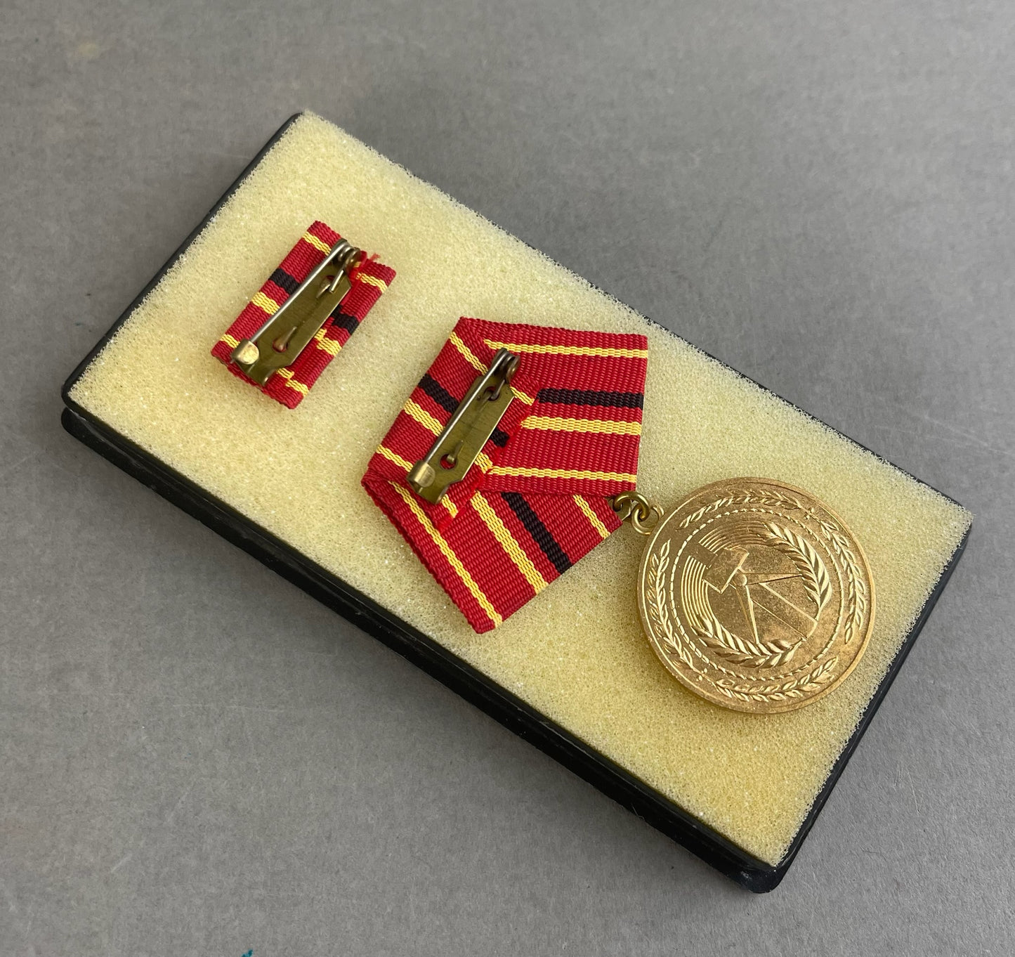 Østtysk DDR Medalje i Æske. Original.
