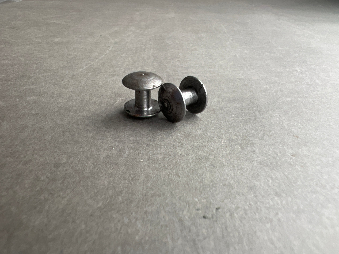 WW2 Tyske MP38u.40 Lukkeknapper til bærerem. 2 stk. Original.