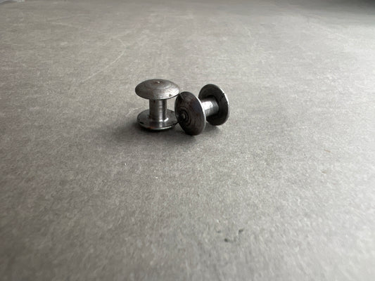 WW2 Tyske MP38u.40 Lukkeknapper til bærerem. 2 stk. Original.