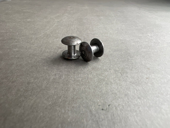 WW2 Tyske MP38u.40 Lukkeknapper til bærerem. 2 stk. Original.