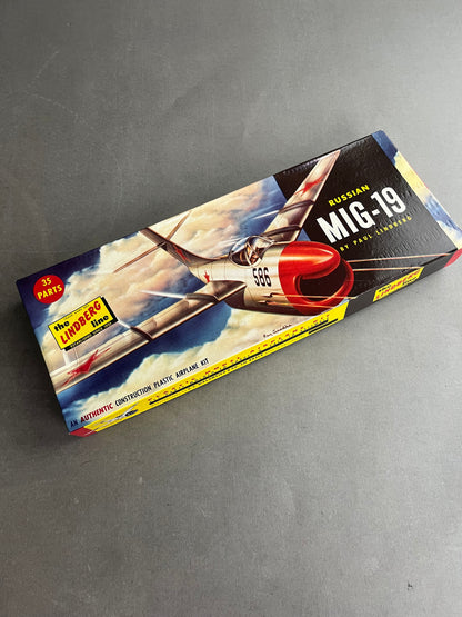 Ældre Samle-/Modelsæt. "Mig-19". Fremstår komplet.