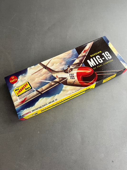 Ældre Samle-/Modelsæt. "Mig-19". Fremstår komplet.