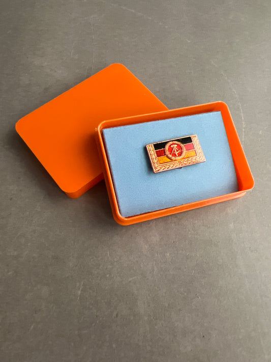 Østtysk DDR Medalje/Pin i æske. Original.