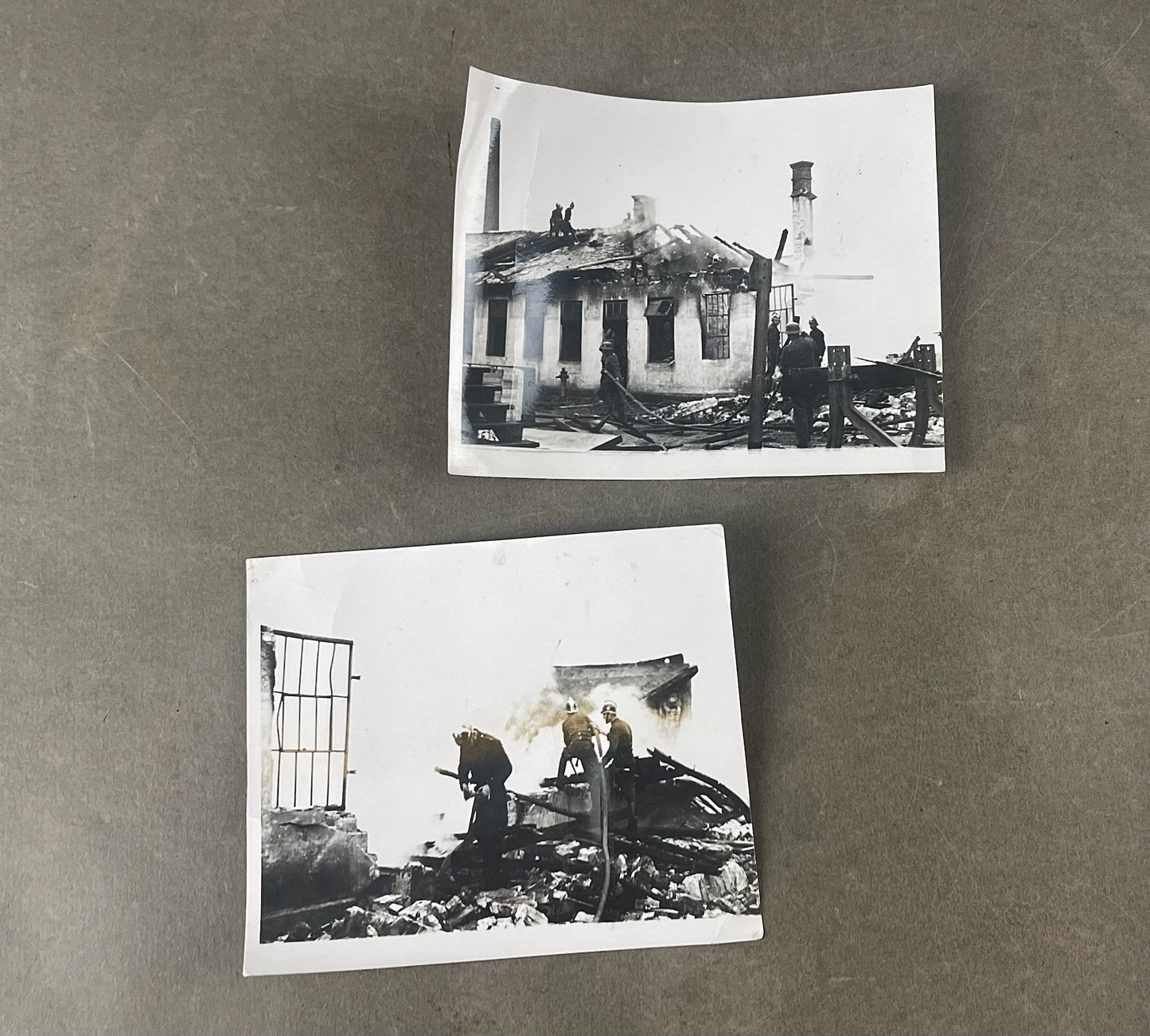 WW2 Tyske Billeder af Brandmænd i aktion. Med hjelme der har dekaler. Original.