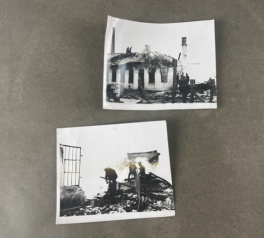 WW2 Tyske Billeder af Brandmænd i aktion. Med hjelme der har dekaler. Original.