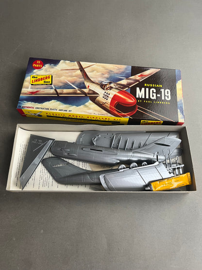 Ældre Samle-/Modelsæt. "Mig-19". Fremstår komplet.
