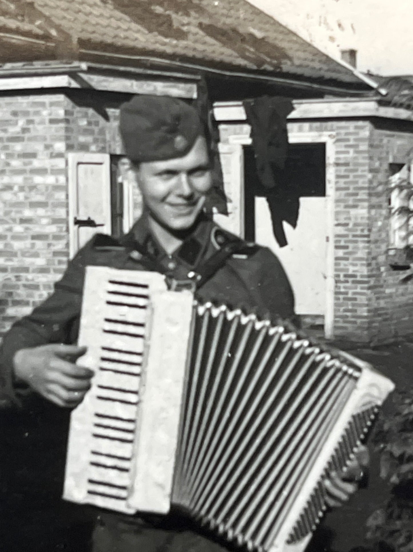 WW2 Tysk Waffen-SS Fotos. Fra Fotoalbum. 13 stk. Skråhuer, hjelme, bæltespænder mv. Original.