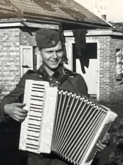 WW2 Tysk Waffen-SS Fotos. Fra Fotoalbum. 13 stk. Skråhuer, hjelme, bæltespænder mv. Original.