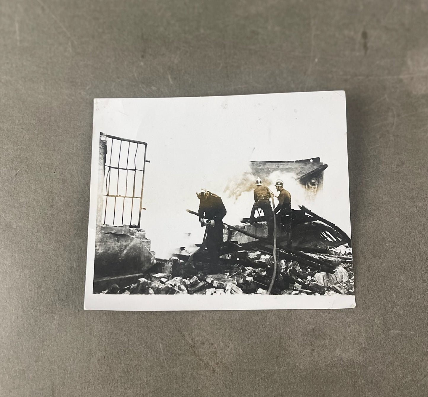 WW2 Tyske Billeder af Brandmænd i aktion. Med hjelme der har dekaler. Original.