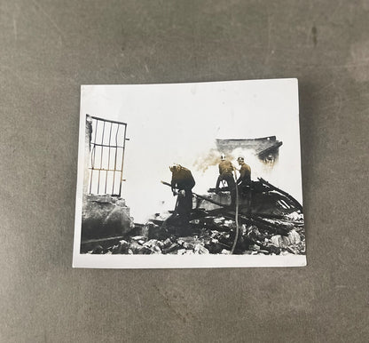 WW2 Tyske Billeder af Brandmænd i aktion. Med hjelme der har dekaler. Original.