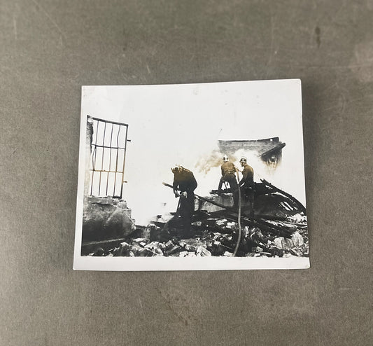 WW2 Tyske Billeder af Brandmænd i aktion. Med hjelme der har dekaler. Original.