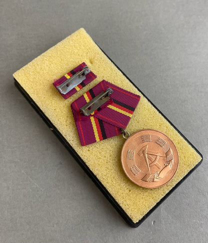 Østtysk DDR Medalje i Æske. Original.