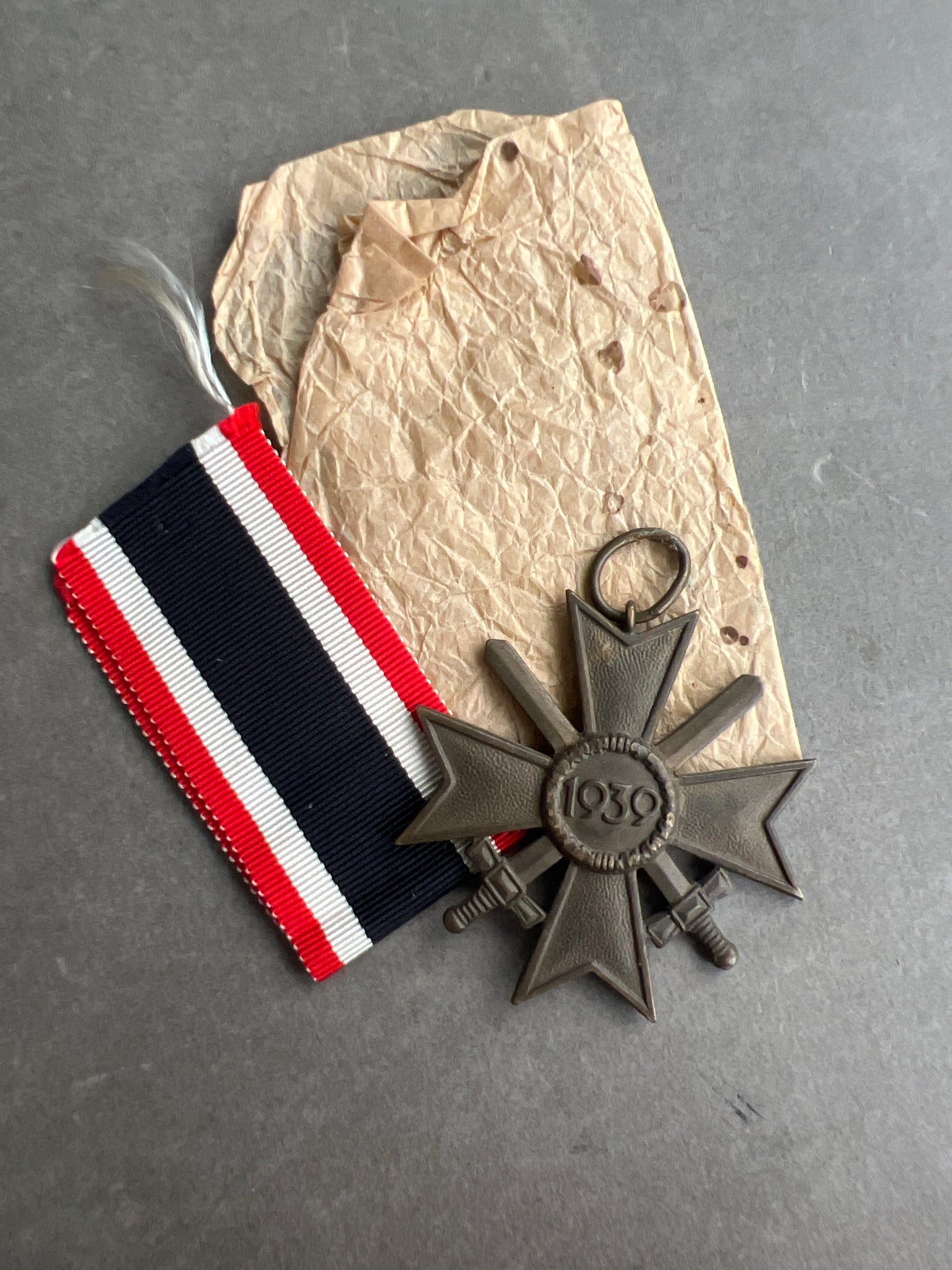 WW2 Tysk KVK 2. Klasse m. Sværd. Fremstiller i ringen. Original.
