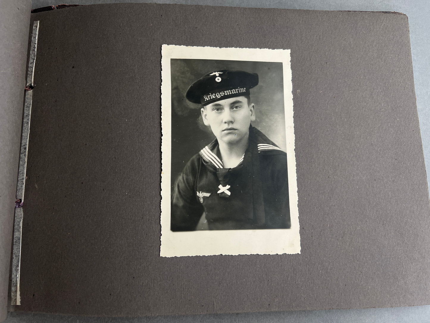 WW2 Tysk Kriegsmarine Fotoalbum. Gode billeder af soldater, skibe, træning, mv. 59 billeder. Original.