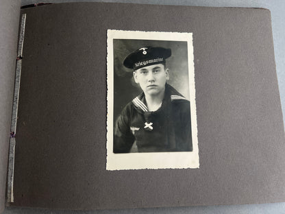 WW2 Tysk Kriegsmarine Fotoalbum. Gode billeder af soldater, skibe, træning, mv. 59 billeder. Original.
