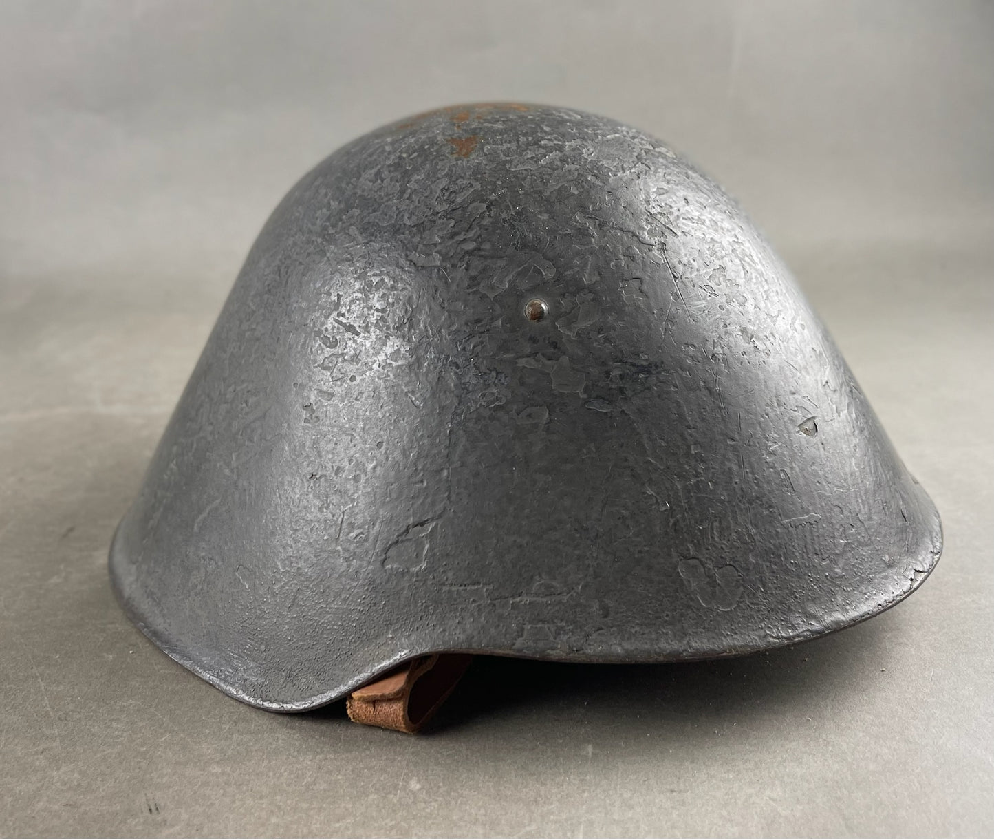 Østtysk DDR Hjelm. Tidlig og med M42 kantbuk og M42 maling. Original.