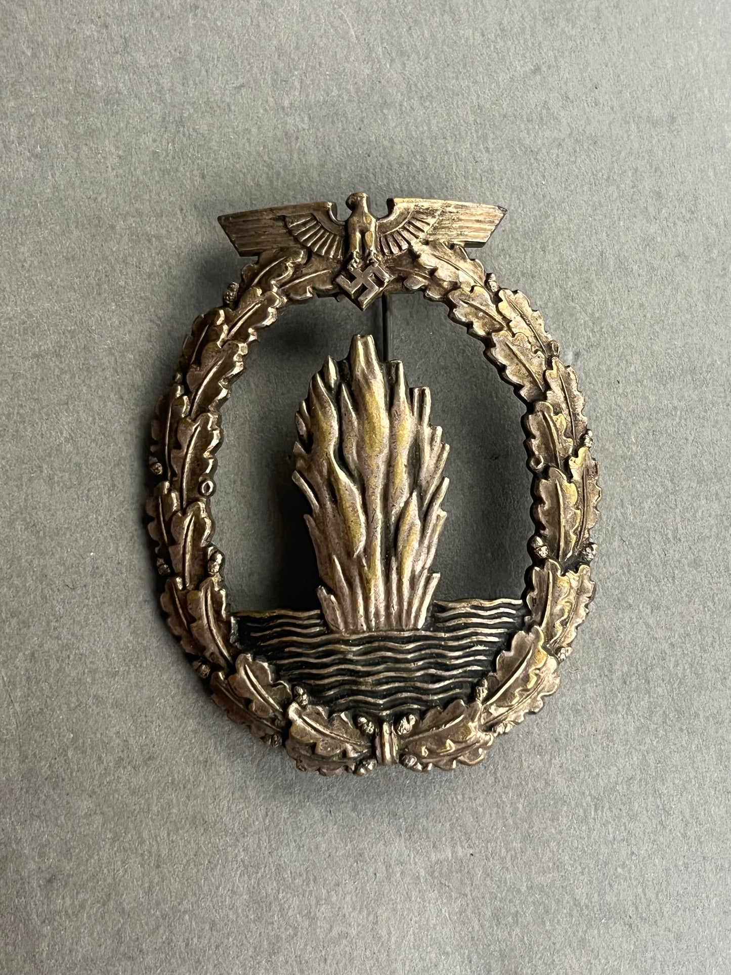 WW2 Tysk "Minensucher-Kriegsabzeichen" i Buntmetall. Nål og krog skiftet. Original.