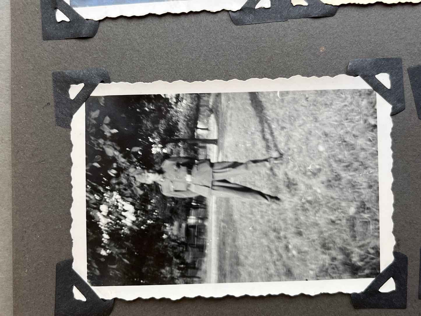 WW2 Tysk Waffen-SS Fotos. Fra Fotoalbum. 13 stk. Skråhuer, hjelme, bæltespænder mv. Original.