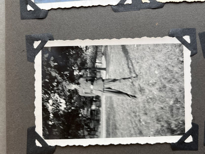 WW2 Tysk Waffen-SS Fotos. Fra Fotoalbum. 13 stk. Skråhuer, hjelme, bæltespænder mv. Original.