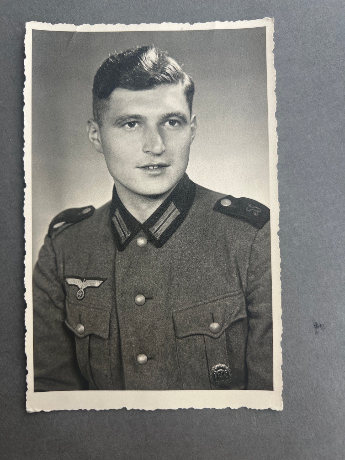 WW2 Tysk Wehrmacht Foto-postkort. Med medalje. Original.