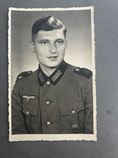 WW2 Tysk Wehrmacht Foto-postkort. Med medalje. Original.