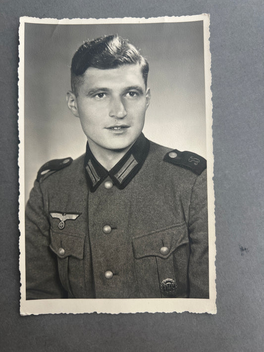 WW2 Tysk Wehrmacht Foto-postkort. Med medalje. Original.