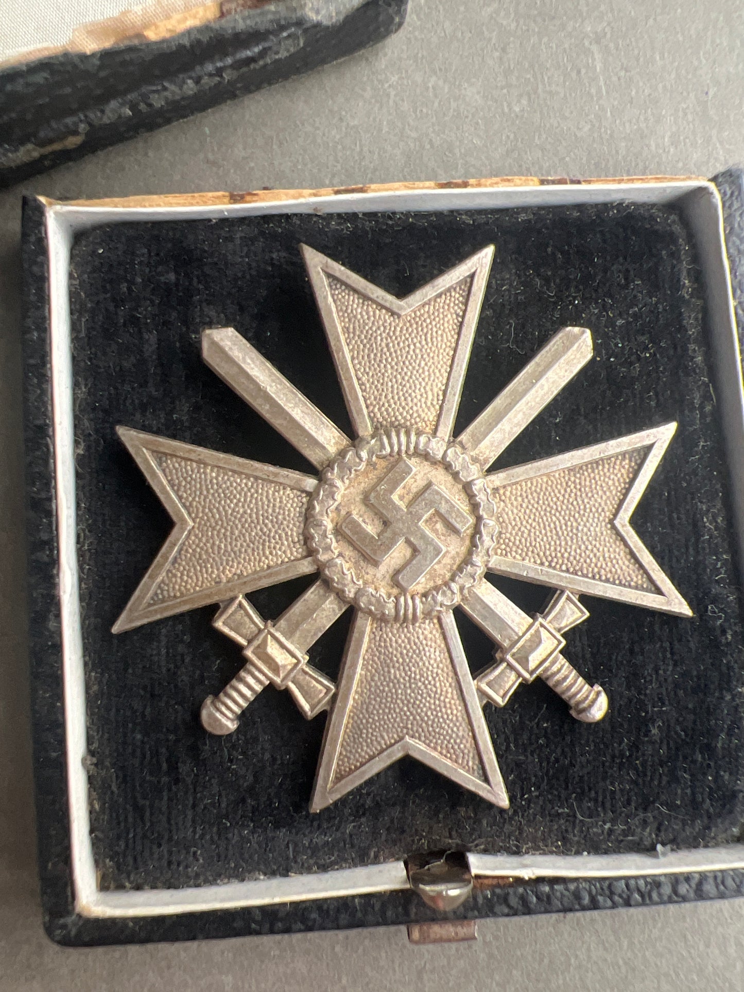 WW2 Tysk Kriegsverdienstkreuz 1. Klasse i Æske. Fremstiller L/11. Original.