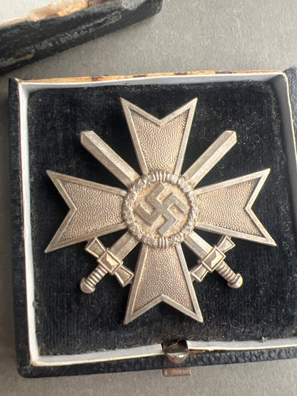 WW2 Tysk Kriegsverdienstkreuz 1. Klasse i Æske. Fremstiller L/11. Original.