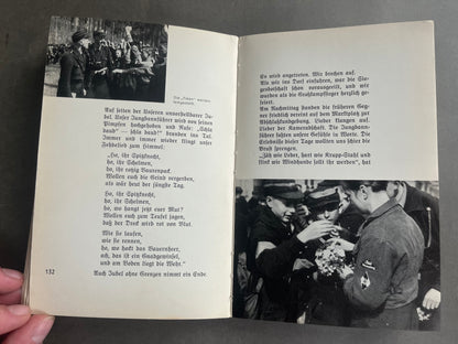 WW2 Tysk HJ Bog. Med Hilsen/Dedikation. Mange gode billeder. Original.