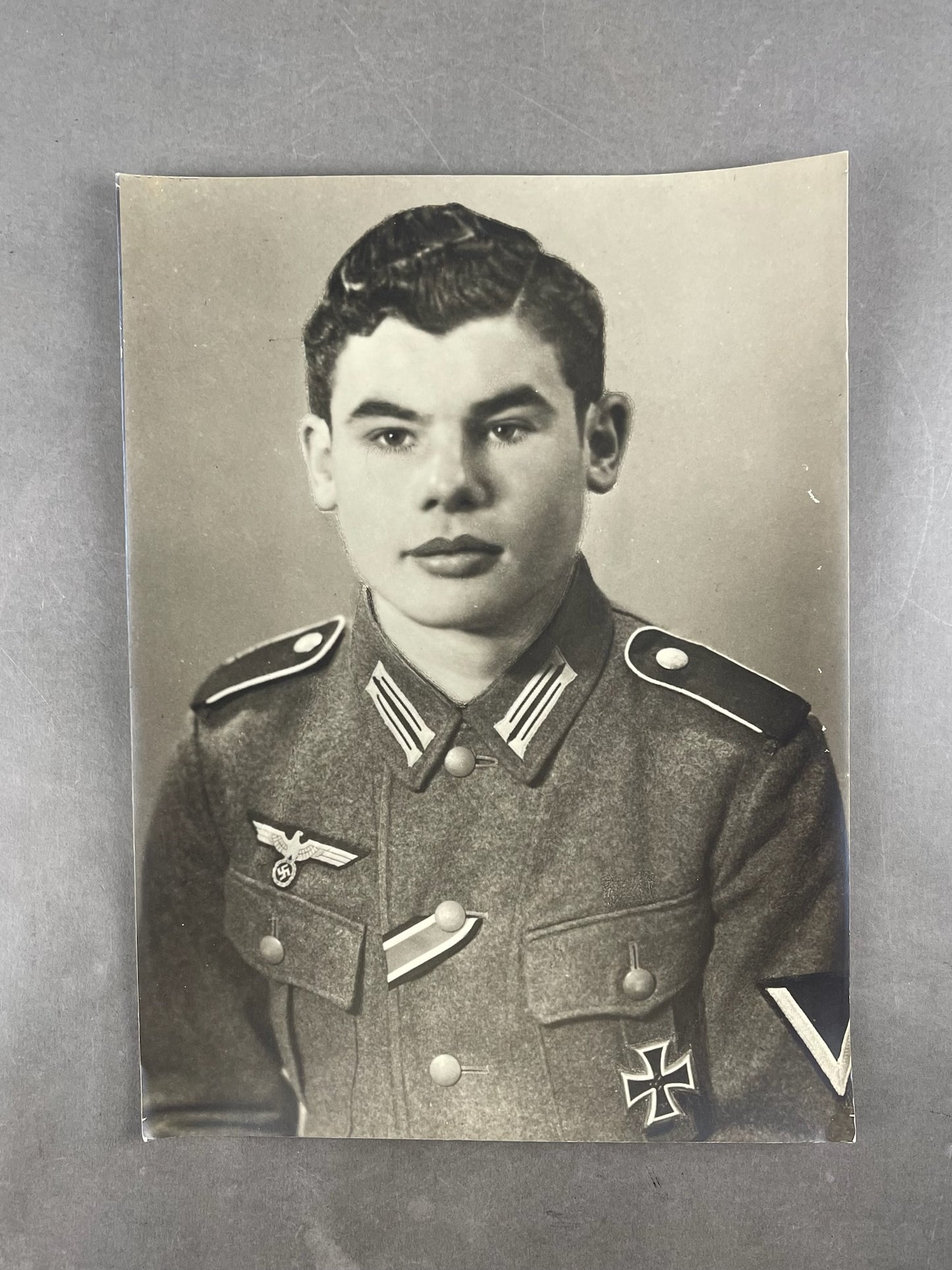 WW2 Tysk Stort Wehrmacht Foto. Med Jernkors 2. & 1. Klasse. 24x32cm. Original.