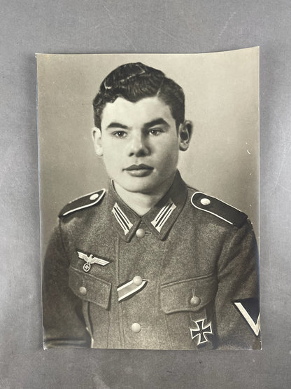 WW2 Tysk Stort Wehrmacht Foto. Med Jernkors 2. & 1. Klasse. 24x32cm. Original.