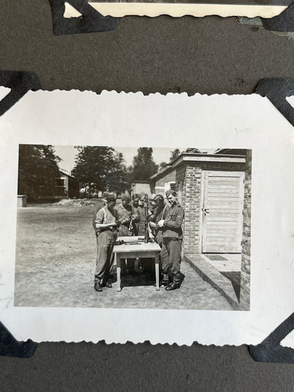 WW2 Tysk Waffen-SS Fotos. Fra Fotoalbum. 13 stk. Skråhuer, hjelme, bæltespænder mv. Original.