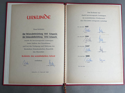 Østtysk DDR Urkunde Mappe med Urkunde. Original.