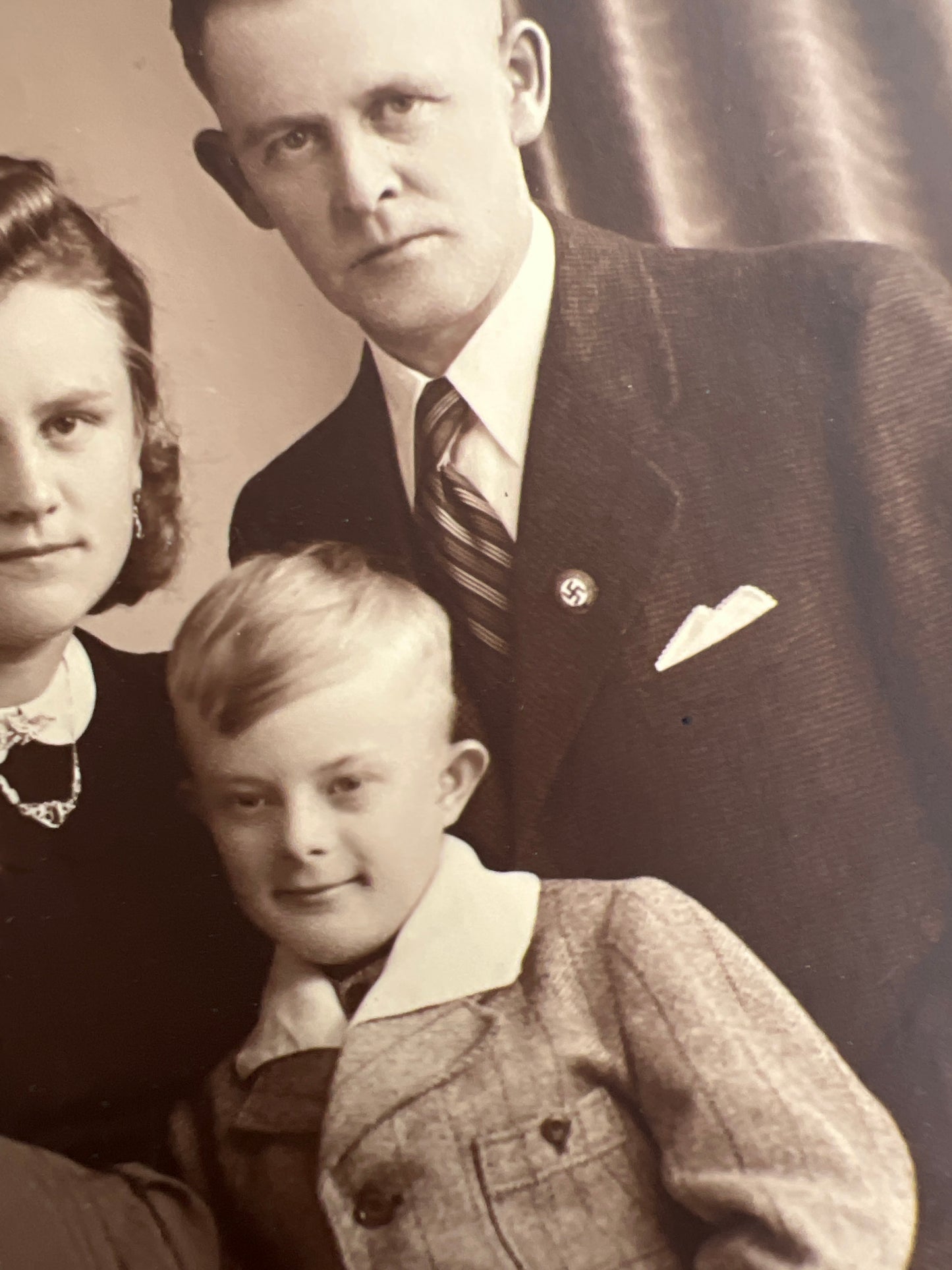 WW2 Tysk Foto af NSDAP Medlem. Medlemsmærke på jakken. Personerne beskrevet bagpå. Original.