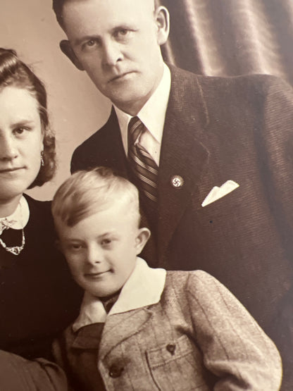 WW2 Tysk Foto af NSDAP Medlem. Medlemsmærke på jakken. Personerne beskrevet bagpå. Original.