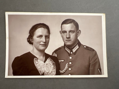 WW2 Tysk Wehrmacht Foto-Postkort. Har været opklæbet. Original.