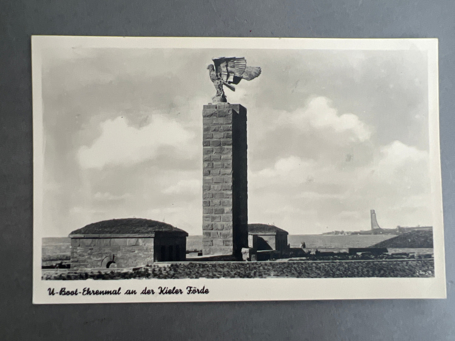 WW2 Tysk Kriegsmarine Postkort. "U-Boot Ehrenmal Kiel". Original.