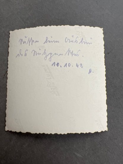 WW2 Tysk Wehrmacht Foto af russere der graver et hul. Original.