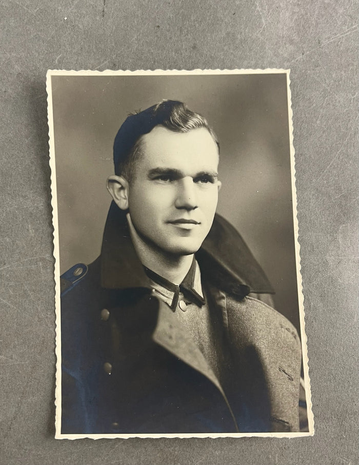 WW2 Tysk Foto af Wehrmacht Soldat i uniform og frakke. Original.
