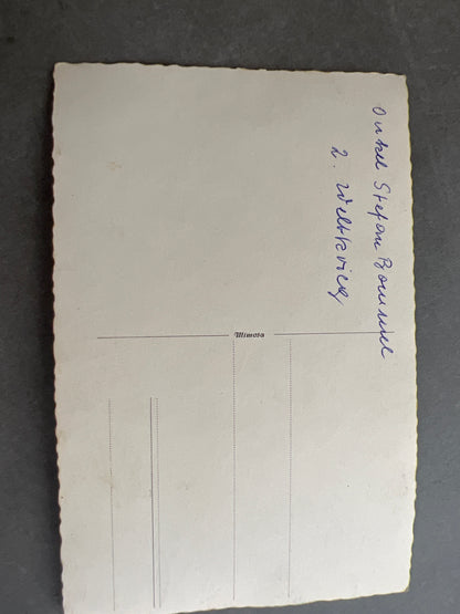 WW2 Tysk Wehrmacht Foto-Postkort. I kampuniform og skråhue med bajonet. Original.