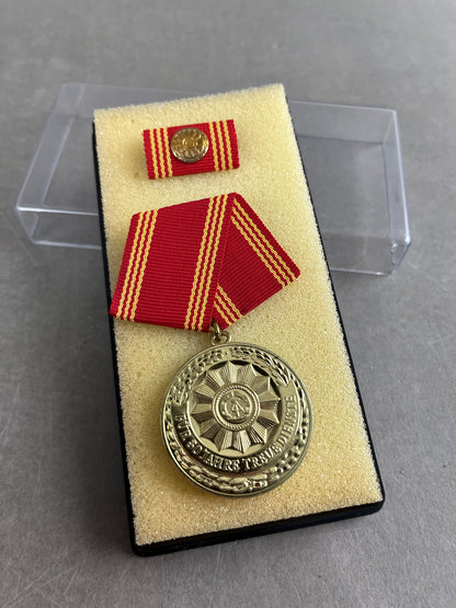 Østtysk DDR Medalje. I æske. Original.